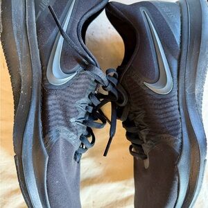 Nike Air Zoom Winflo 5 Black Solid Low Top Women’s Athletic Running Sneakers